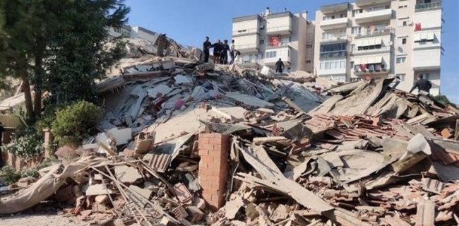ظریف با همتای ترکیه‌ای خود در مورد زلزله ازمیر همدردی کرد