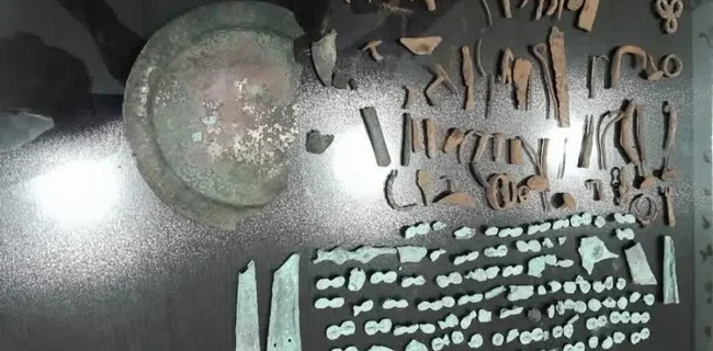 کشف ۲۸ قطعه اشیای تاریخی سه‌هزارساله در خرمدره/ قاچاقچیان آثار فرهنگی به دام افتادند